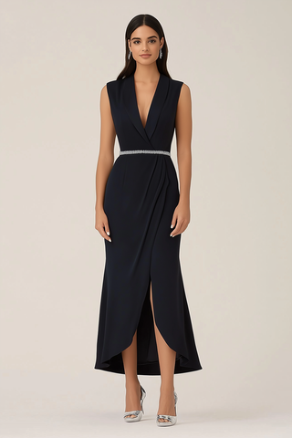 Glitzerndes schwarzes Wickelkleid mit Schalkragen und Perlenbesatz, langes Abendkleid