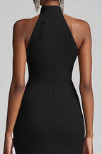 Vestido formal comprido estilo sereia, preto, com decote halter e folhos, com racha