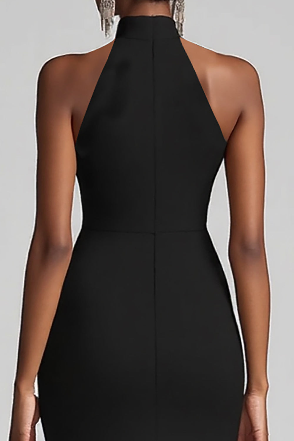 Vestido formal comprido estilo sereia, preto, com decote halter e folhos, com racha