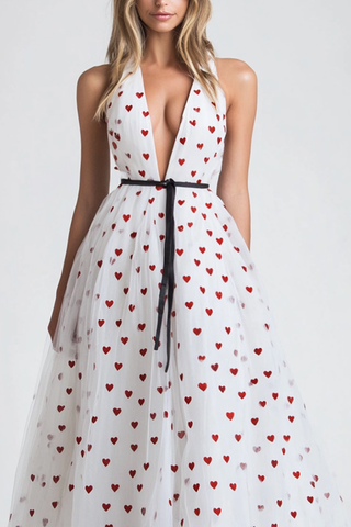 Langes Abendkleid aus weißem Tüll in A-Linie mit V-Ausschnitt