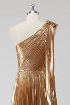 Vestido de cerimónia em cetim metálico dourado com um ombro e corte em A