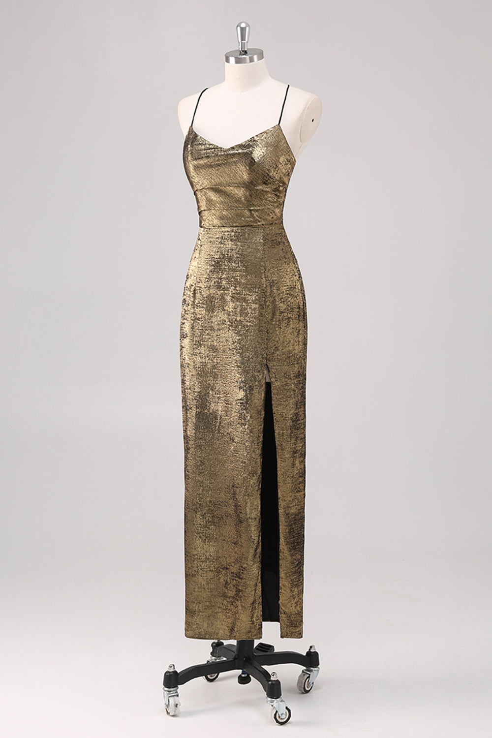 Vestido de cerimónia com alças finas, preto metalizado e dourado, com racha