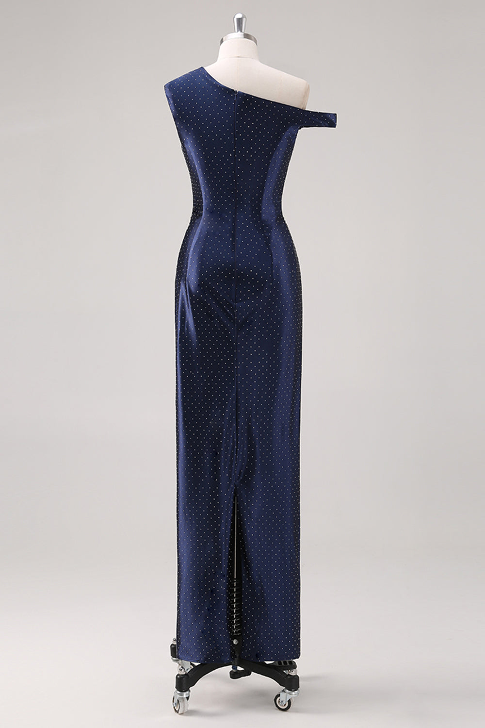 Vestido de cerimónia azul marinho com bainha de um ombro e contas