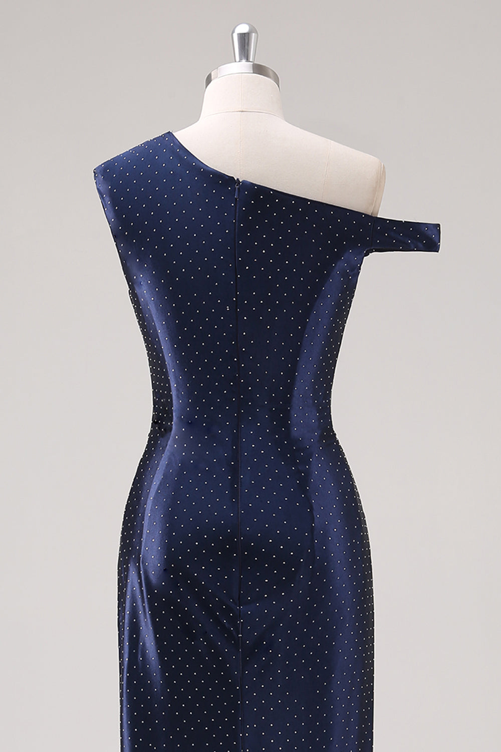 Vestido de cerimónia azul marinho com bainha de um ombro e contas