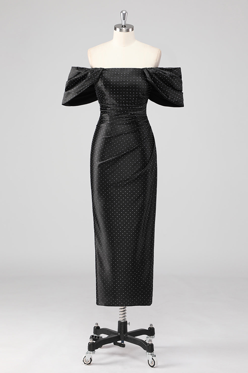 Vestido formal preto com ombros à mostra e comprimento até ao chão com missangas