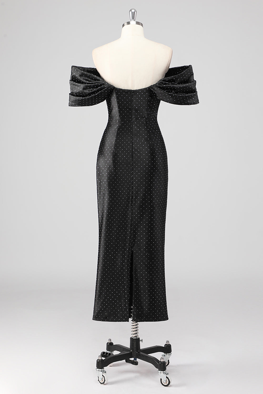 Schwarzes, schulterfreies, bodenlanges Abendkleid mit Perlenbesatz