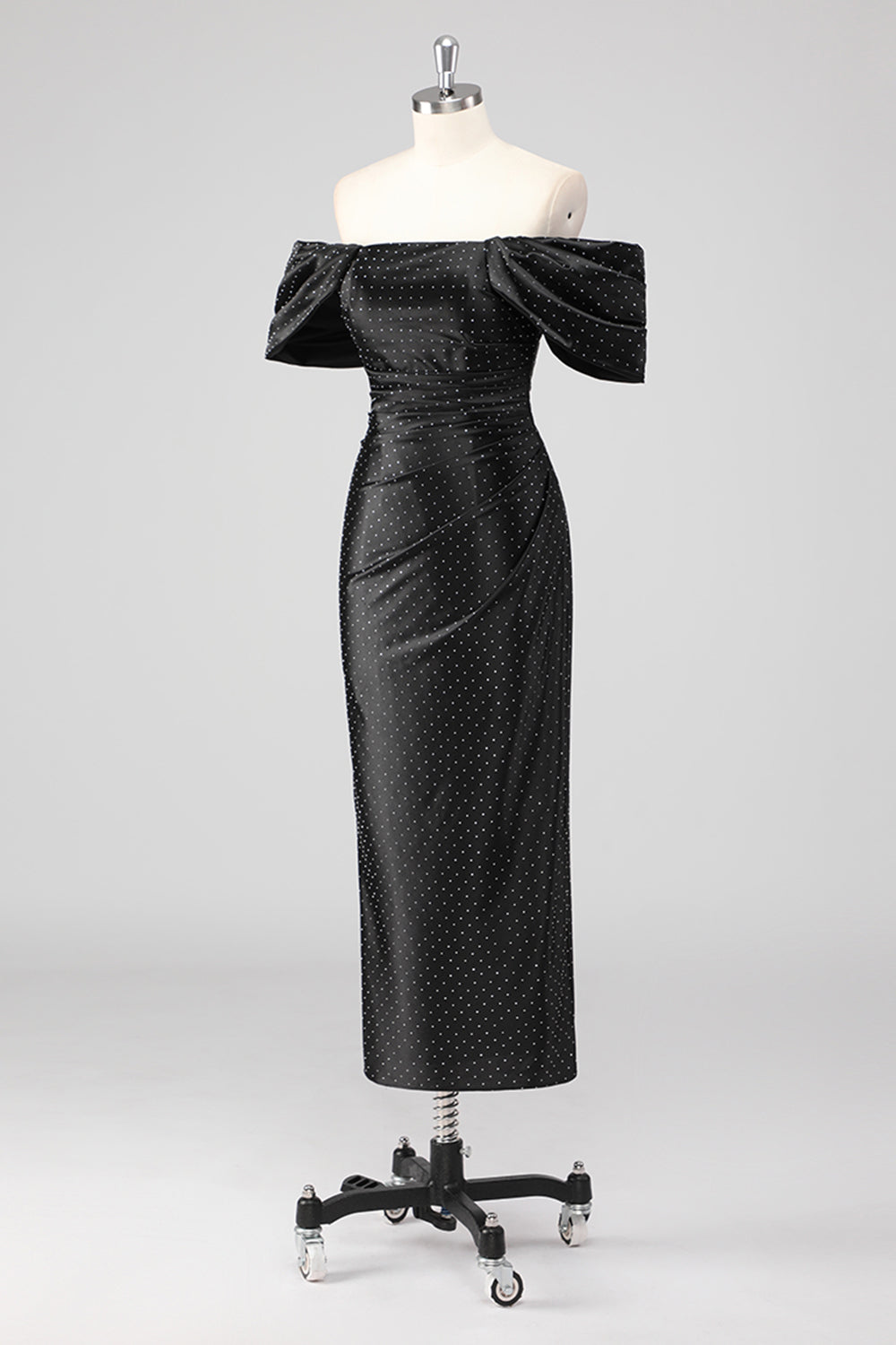 Vestido formal preto com ombros à mostra e comprimento até ao chão com missangas