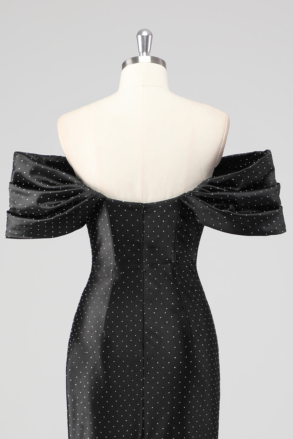 Vestido formal preto com ombros à mostra e comprimento até ao chão com missangas