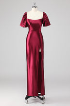 Vestido formal brilhante com decote ombro a ombro e contas metálicas com racha