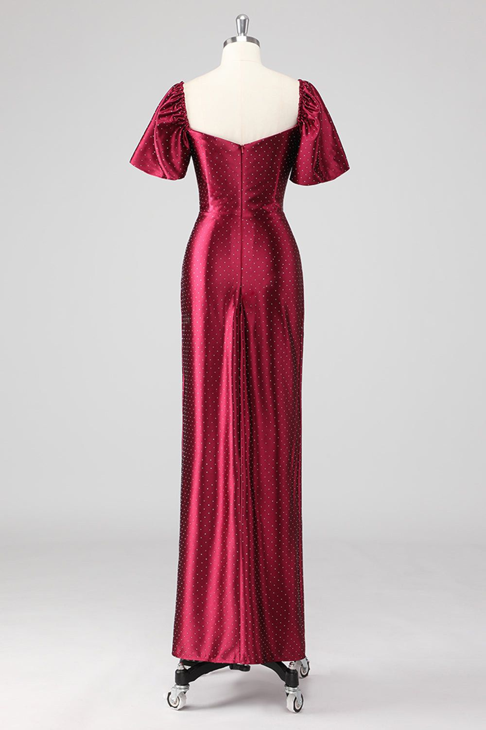 Vestido formal brilhante com decote ombro a ombro e contas metálicas com racha