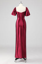 Vestido formal brilhante com decote ombro a ombro e contas metálicas com racha