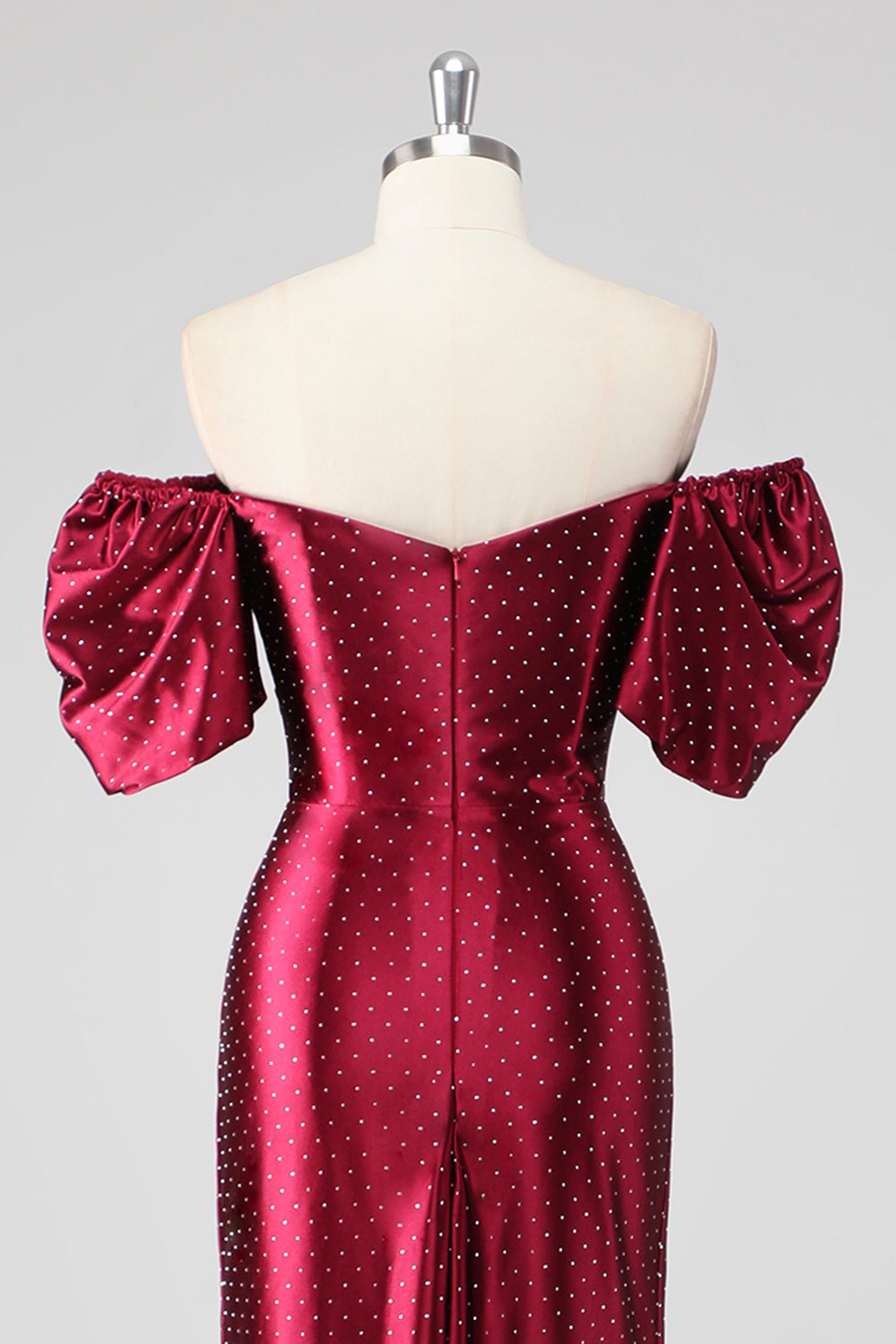 Vestido formal brilhante com decote ombro a ombro e contas metálicas com racha