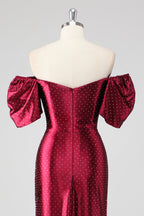 Vestido formal brilhante com decote ombro a ombro e contas metálicas com racha