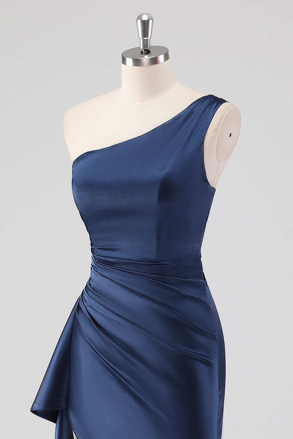 Vestido formal elegante de cetim azul marinho com um ombro e racha
