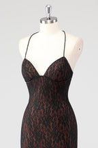 Vestido formal preto com alças finas e alças finas