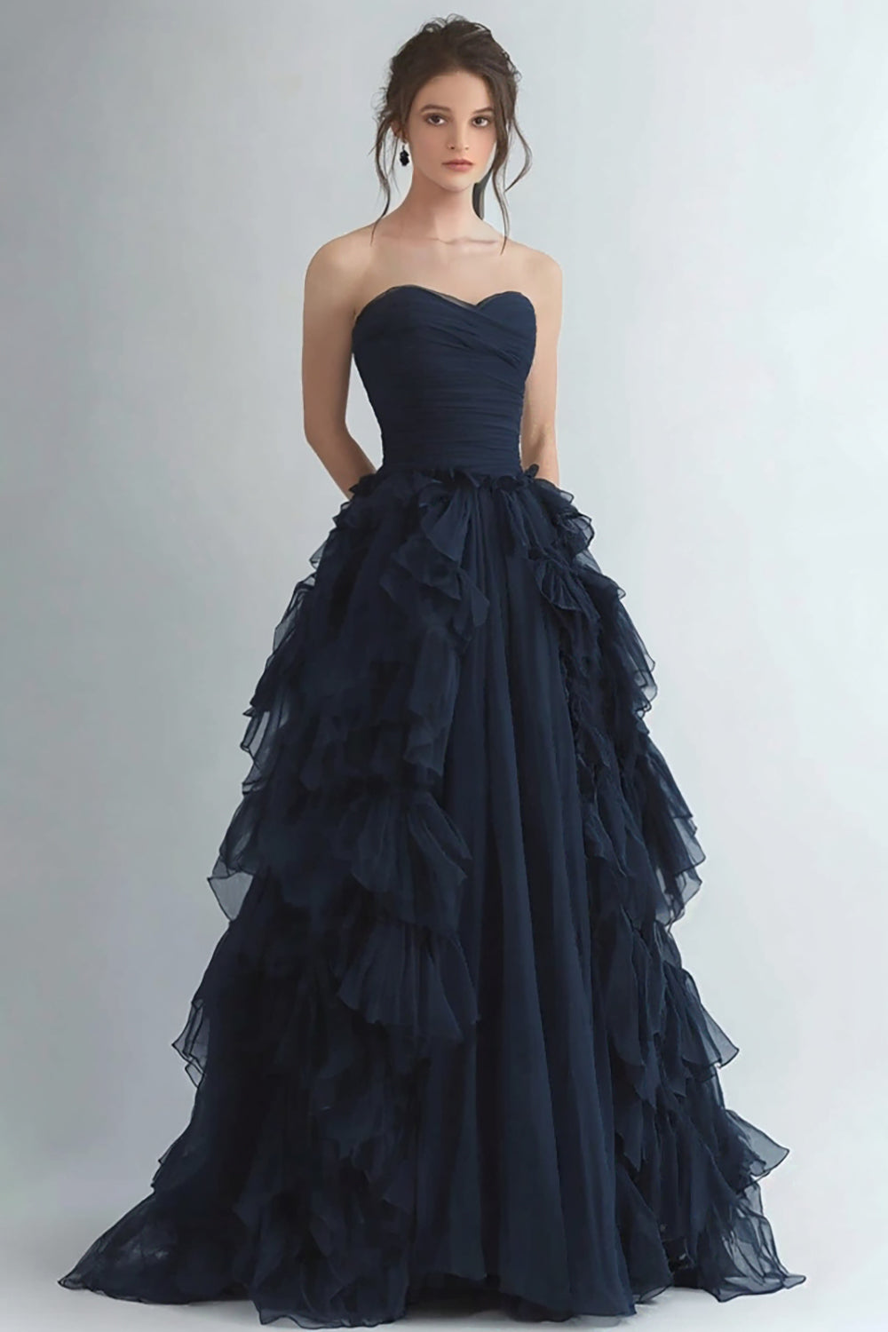 Marineblaues, gestuftes, trägerloses A-Linien-Ballkleid aus Organza