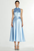 Abito lungo formale in raso blu con scollo a V e spalline sottili