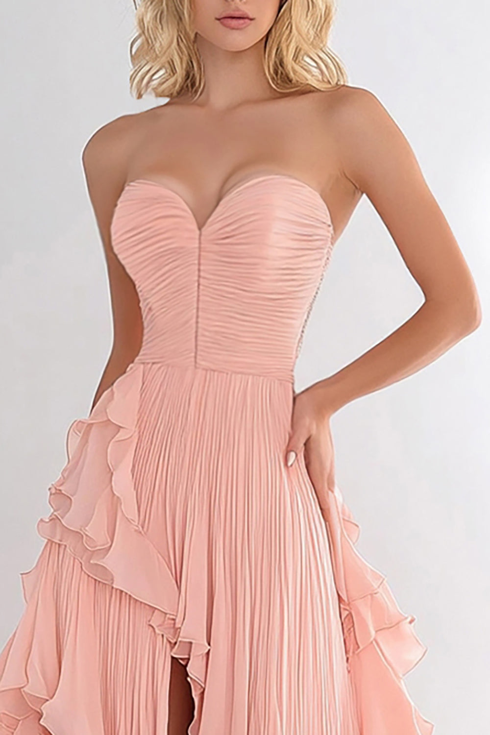 Vestido de festa comprido em chiffon com folhos e corte A rosa