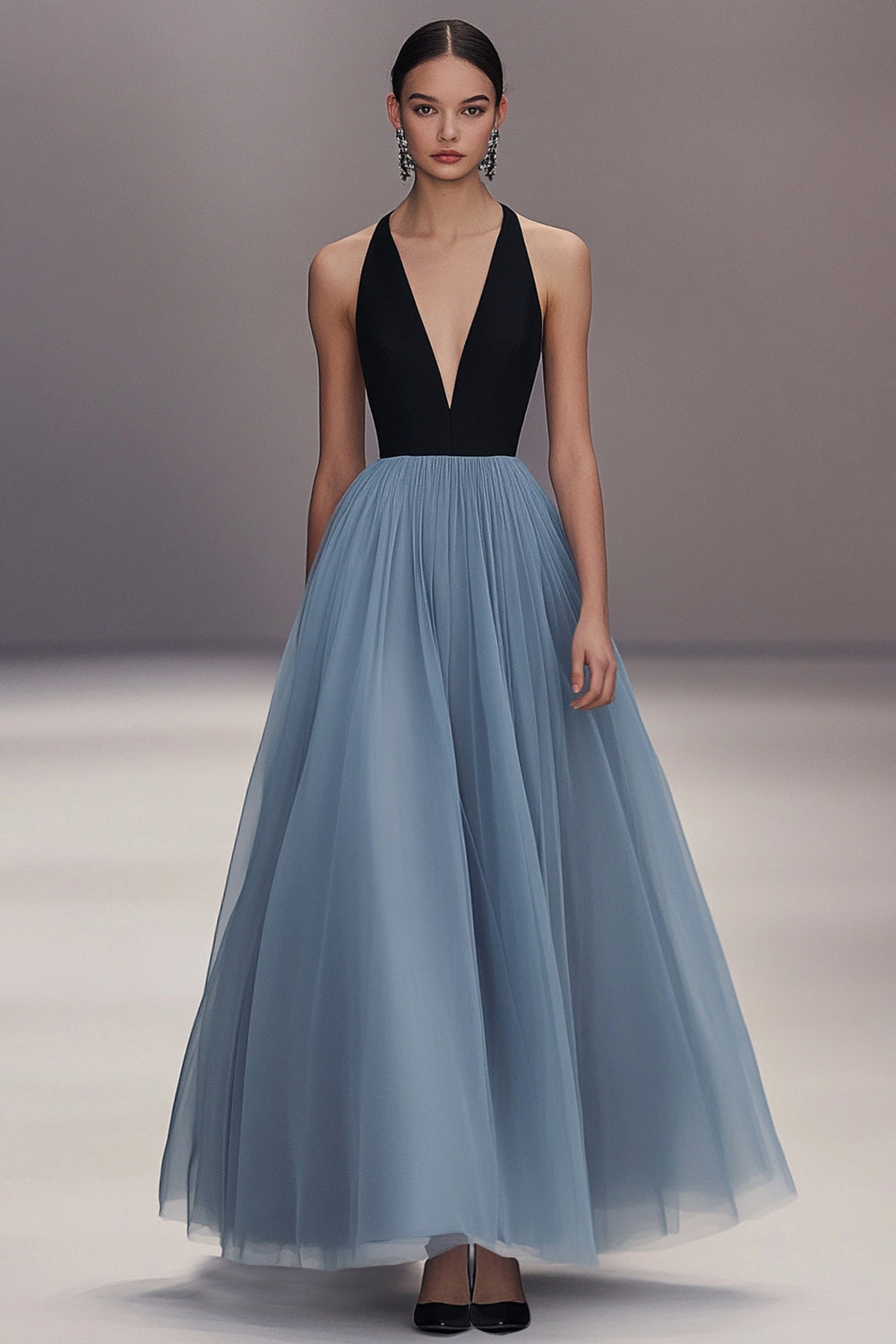 Vestido formal comprido com decote em V, preto e azul, plissado em tule