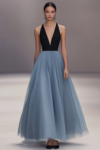 Langes Abendkleid aus plissiertem Tüll mit V-Ausschnitt in Schwarz und Blau