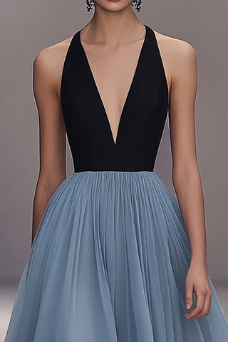 Langes Abendkleid aus plissiertem Tüll mit V-Ausschnitt in Schwarz und Blau