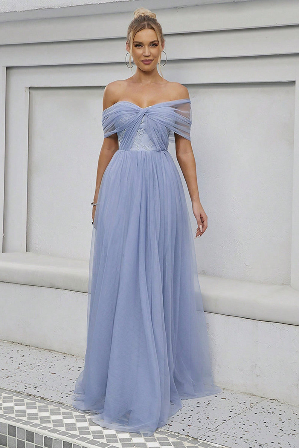 Vestido de cerimónia de tule azul com decote ombro a ombro