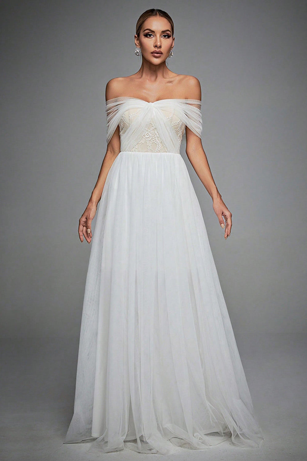 Vestido de cerimónia de tule azul com decote ombro a ombro