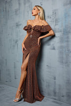 Vestido formal brilhante decote ombro a ombro com folhos e racha