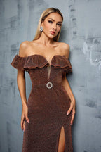 Vestido formal brilhante decote ombro a ombro com folhos e racha