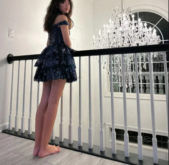 Marineblaues A-Linien Sweetheart-Spitzen-étagenkurzes Homecoming Kleid Y8107