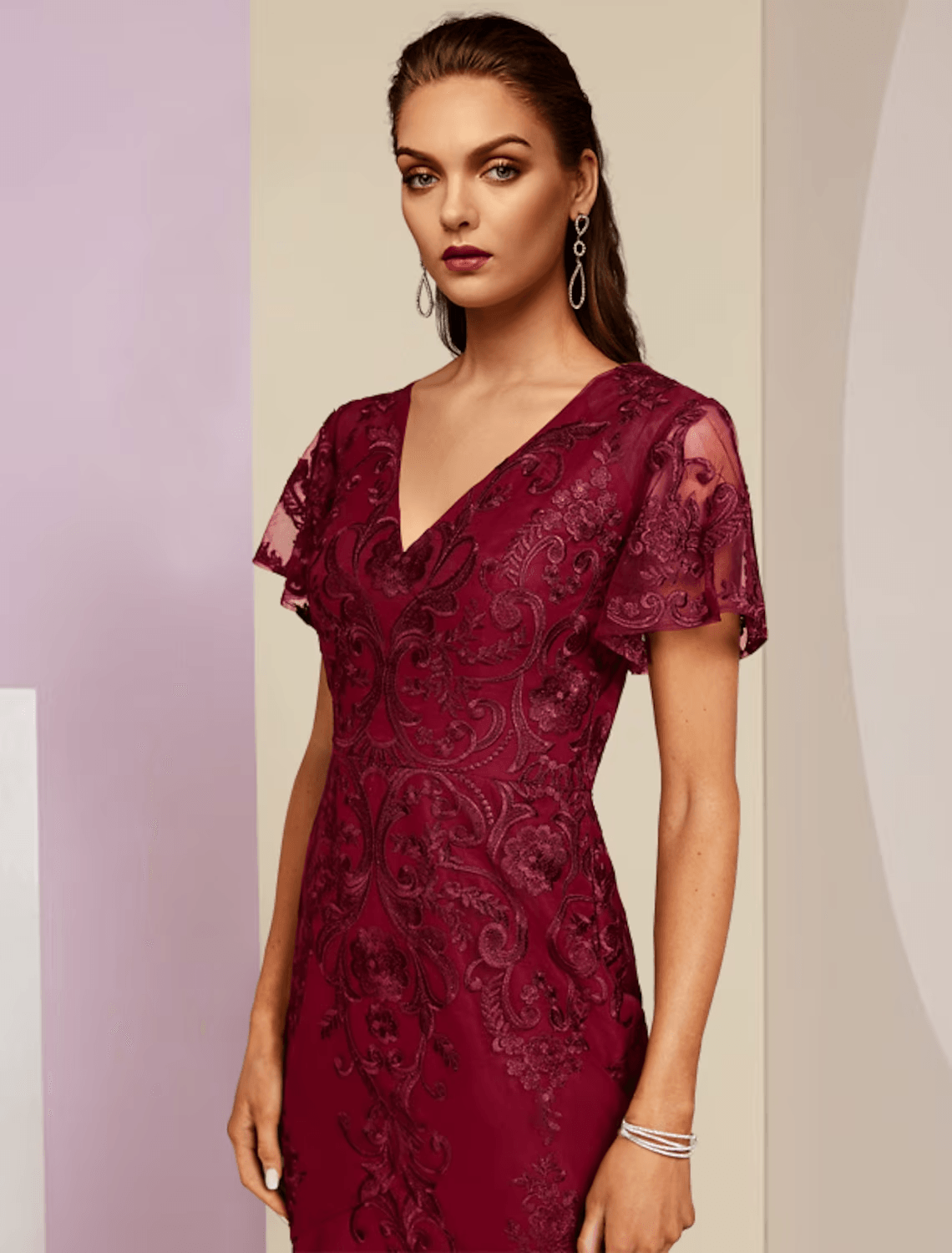 Vestido tubinho/coluna para mãe da noiva, festa de casamento, elegante, decote em V, comprimento chá, renda, manga curta com pregas, cor sólida