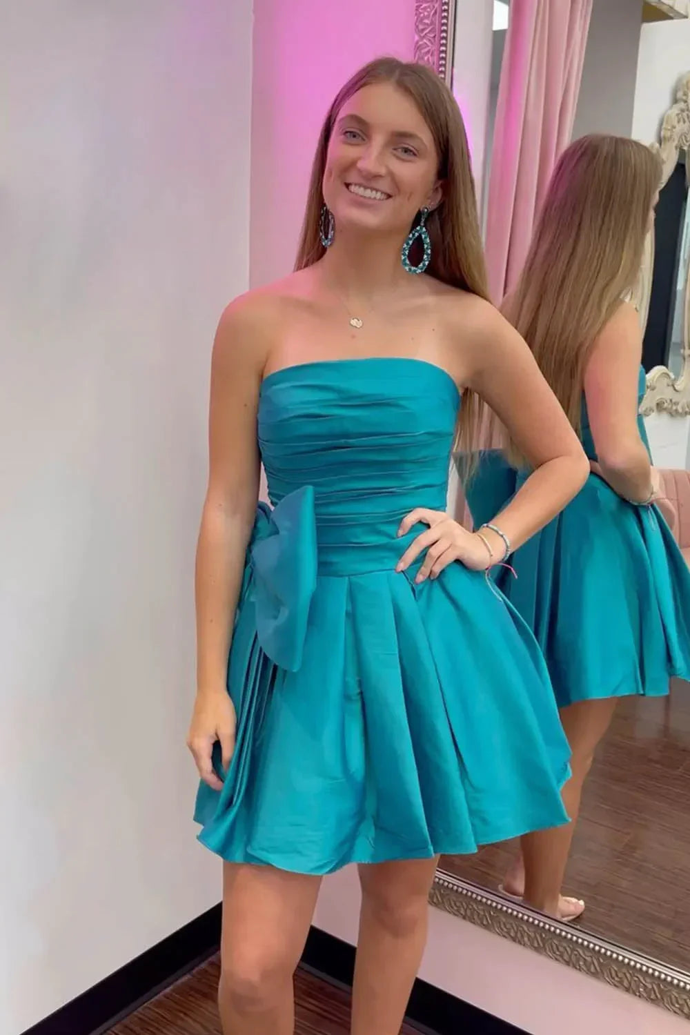 Trägerloses A-Linien-Partykleid mit Falten und Schleife