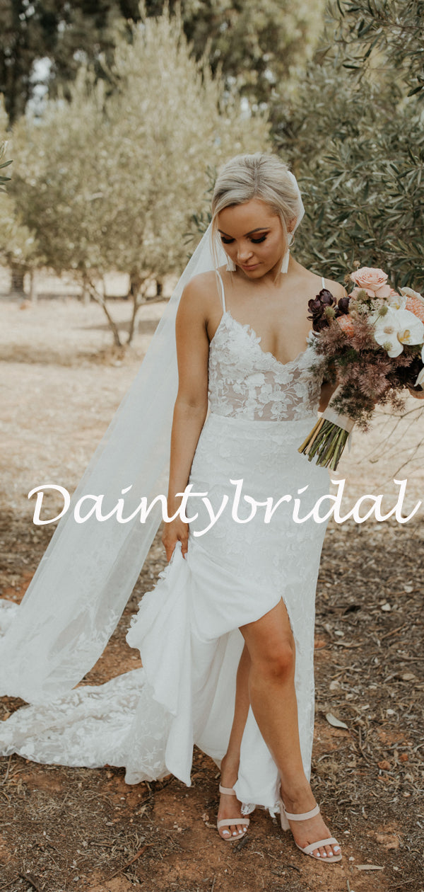Schlichtes langes Brautkleid mit Spaghettiträgern und seitlichem Schlitz aus Tüll.DB10780