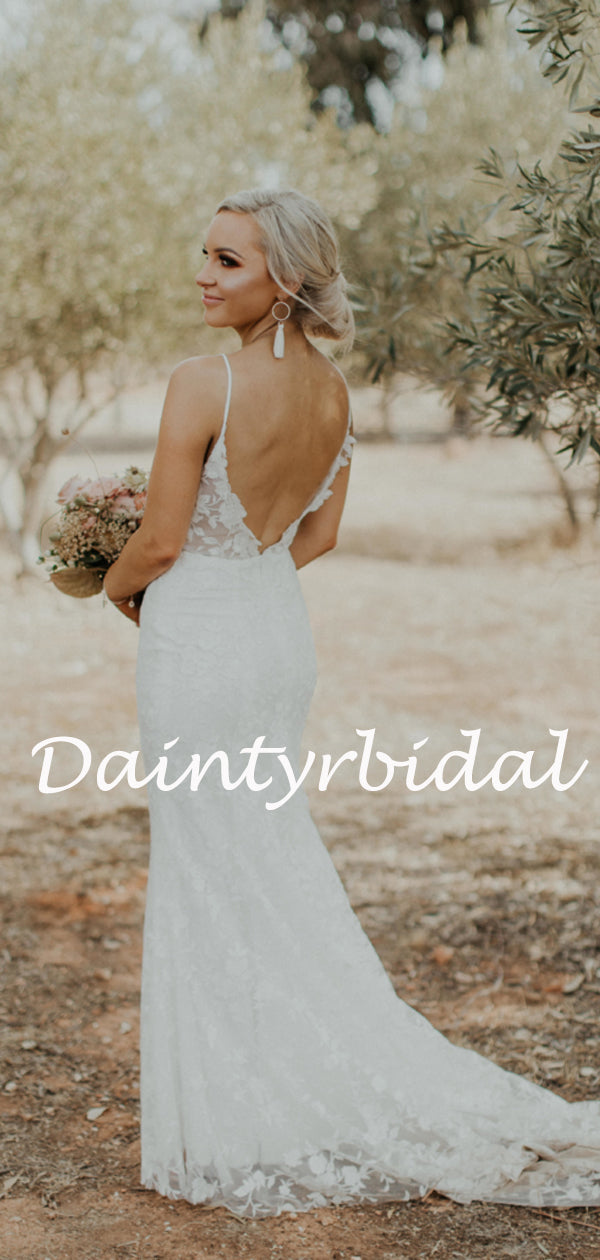 Schlichtes langes Brautkleid mit Spaghettiträgern und seitlichem Schlitz aus Tüll.DB10780