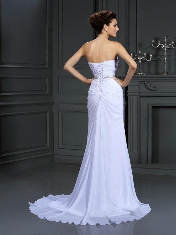 Vestidos de noiva compridos em chiffon com decote em coração e missangas, sem mangas, com bainha/coluna