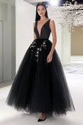Vestido longo formal de tule preto com decote em V e missangas