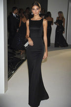 Elegantes schwarzes Etuikleid aus Satin mit quadratischem Ausschnitt und bodenlanger Militär-Balllänge