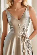 Satinkleid mit V-Ausschnitt, hellgrau, mit Applikationen