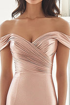 Vestido formal comprido elegante de cetim elástico com ombros de fora e franzido