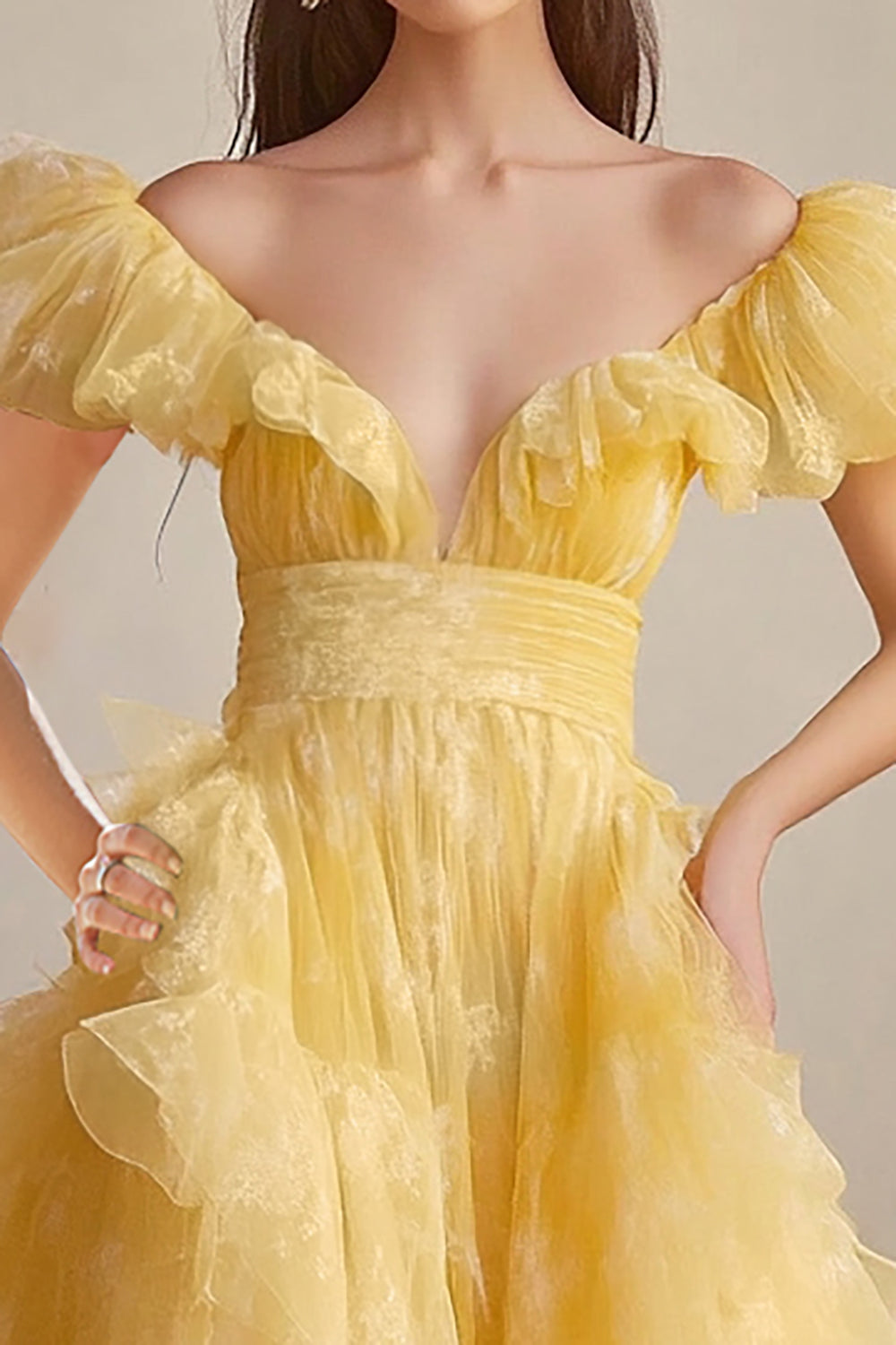 Vestido formal amarelo com folhos e decote ombro a ombro