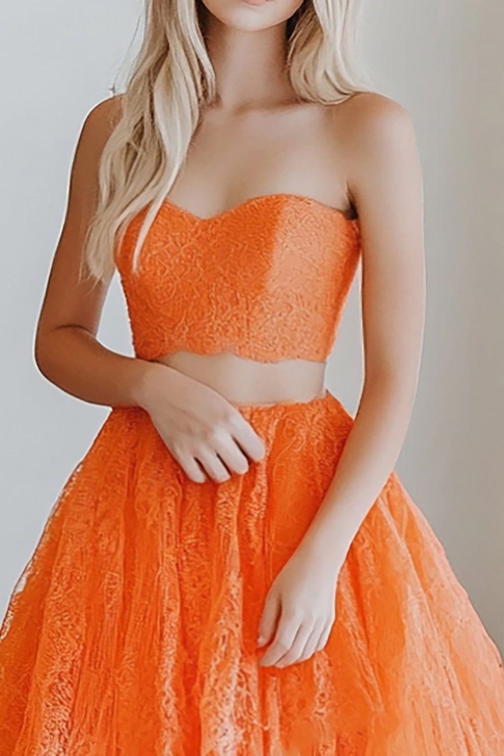 Vestido de festa comprido em renda com folhos e corte em A laranja, 2 peças