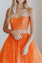 Vestido de festa comprido em renda com folhos e corte em A laranja, 2 peças