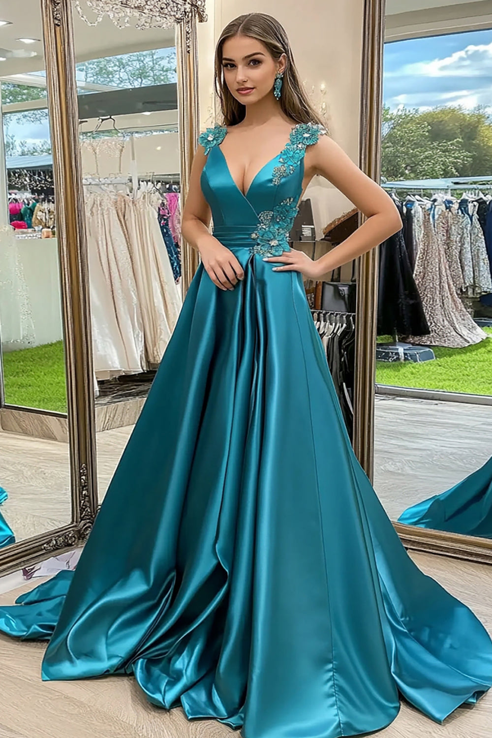 Vestido de festa comprido em cetim com decote em V e corte A, com apliques e apliques