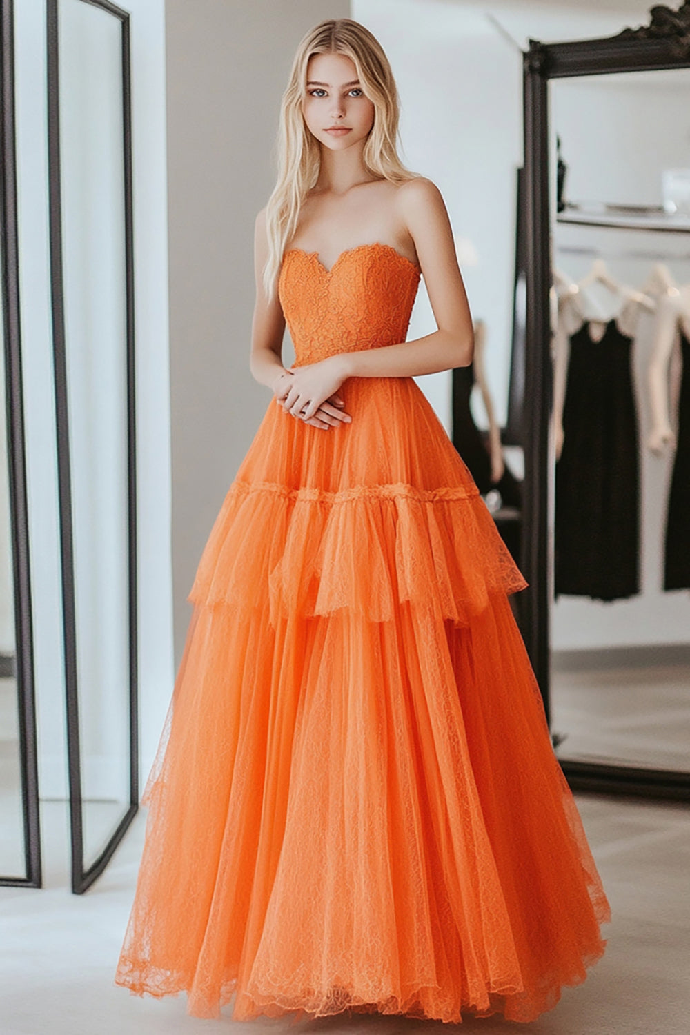 Orangefarbenes, langes Ballkleid aus Spitze mit Herzausschnitt und Stufen