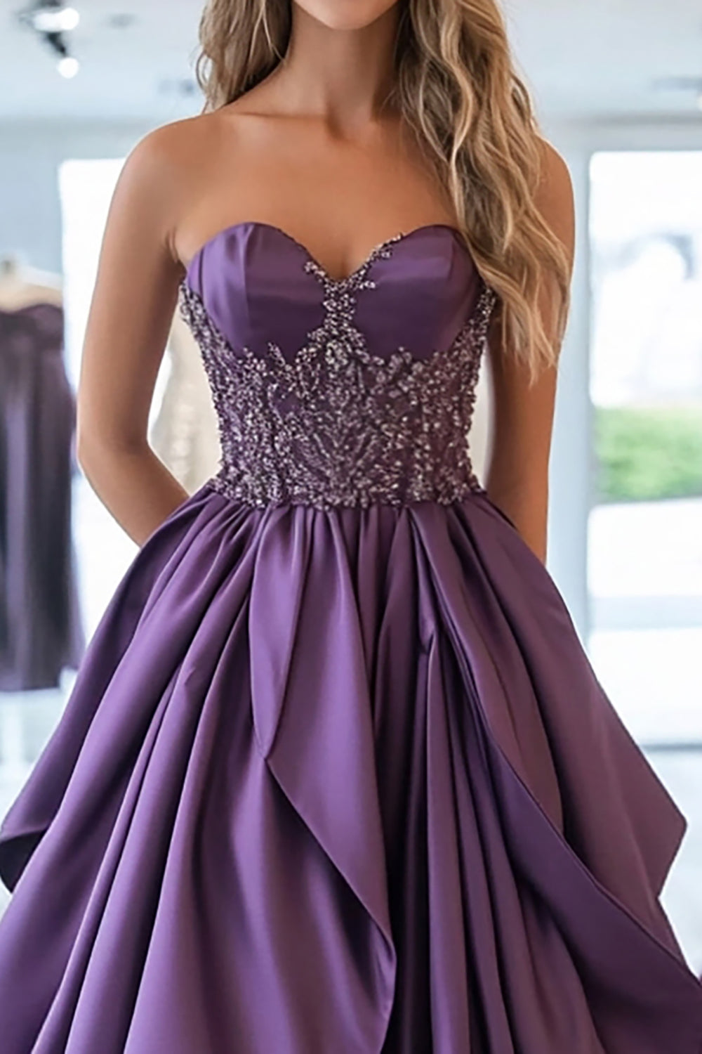 Vestido de festa comprido em cetim com folhos e apliques, estilo princesa brilhante e em forma de coração