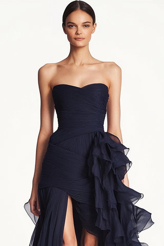 Marineblaues langes Abendkleid mit Herzausschnitt und Rüschen und Schlitz