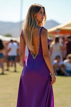 Langes Hochzeitsgastkleid mit Perlenbesatz in Dunkelviolett mit V-Ausschnitt und Schlitz