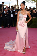 Vestido de gala comprido em cetim com racha e decote profundo nas costas