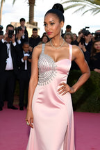 Vestido de gala comprido em cetim com racha e decote profundo nas costas