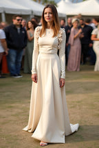 Schlichtes apricotfarbenes Satin-A-Linien-Galakleid mit langen Ärmeln